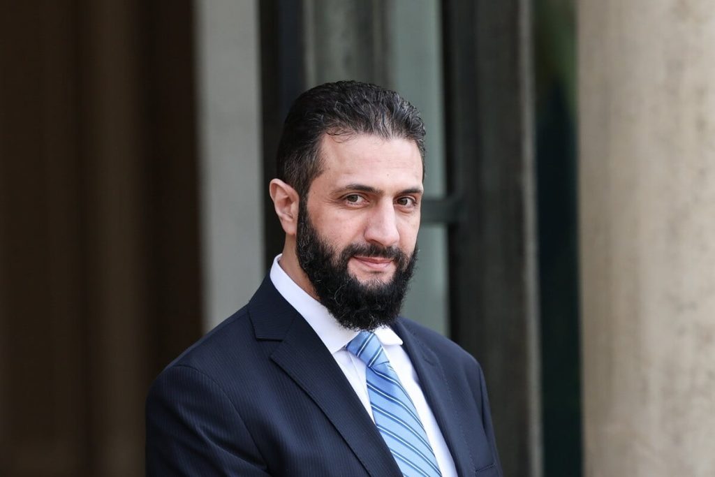 Αχμέντ αλ Σαράα: Η Βρετανία ανακοίνωσε πως ήρε τις κυρώσεις σε βάρος του ισλαμιστή προέδρου της Συρίας