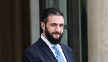 Αχμέντ αλ Σαράα: Η Βρετανία ανακοίνωσε πως ήρε τις κυρώσεις σε βάρος του ισλαμιστή προέδρου της Συρίας