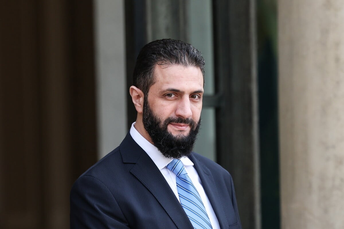 Αχμέντ αλ Σαράα: Η Βρετανία ανακοίνωσε πως ήρε τις κυρώσεις σε βάρος του ισλαμιστή προέδρου της Συρίας