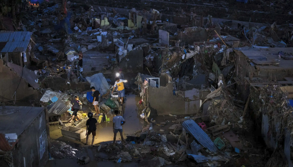 Τυφώνας Καλμάγκι χτυπά ξανά: Στρατός σε επιχειρήσεις διάσωσης και 1,3 εκατ. χωρίς ρεύμα (βίντεο)