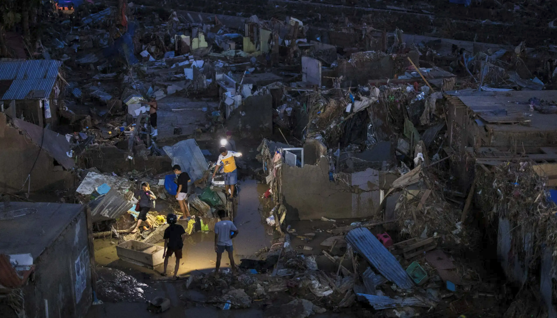 Τυφώνας Καλμάγκι χτυπά ξανά: Στρατός σε επιχειρήσεις διάσωσης και 1,3 εκατ. χωρίς ρεύμα (βίντεο)