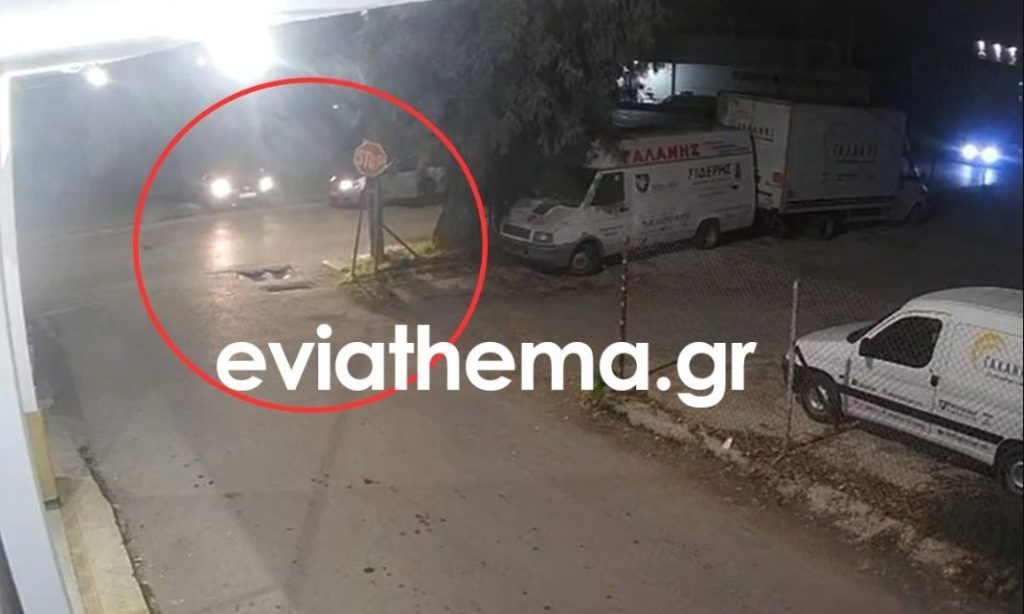 Χαλκίδα: Η στιγμή που οι κατηγορούμενοι κατεβαίνουν από τα οχήματά τους για να μαχαιρώσουν τον 23χρονο (βίντεο)