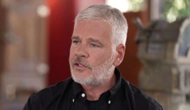 Νίκος Γρίτσης: «Λείπουν οι αντρικές φωνές από το λαϊκό τραγούδι – Μου λείπει ο Νότης Σφακιανάκης» (βίντεο)