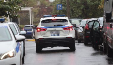 Αιγάλεω: Στον ανακριτή ο 75χρονος που μαχαίρωσε την 29χρονη κόρη του – Κατηγορείται για απόπειρα ανθρωποκτονίας