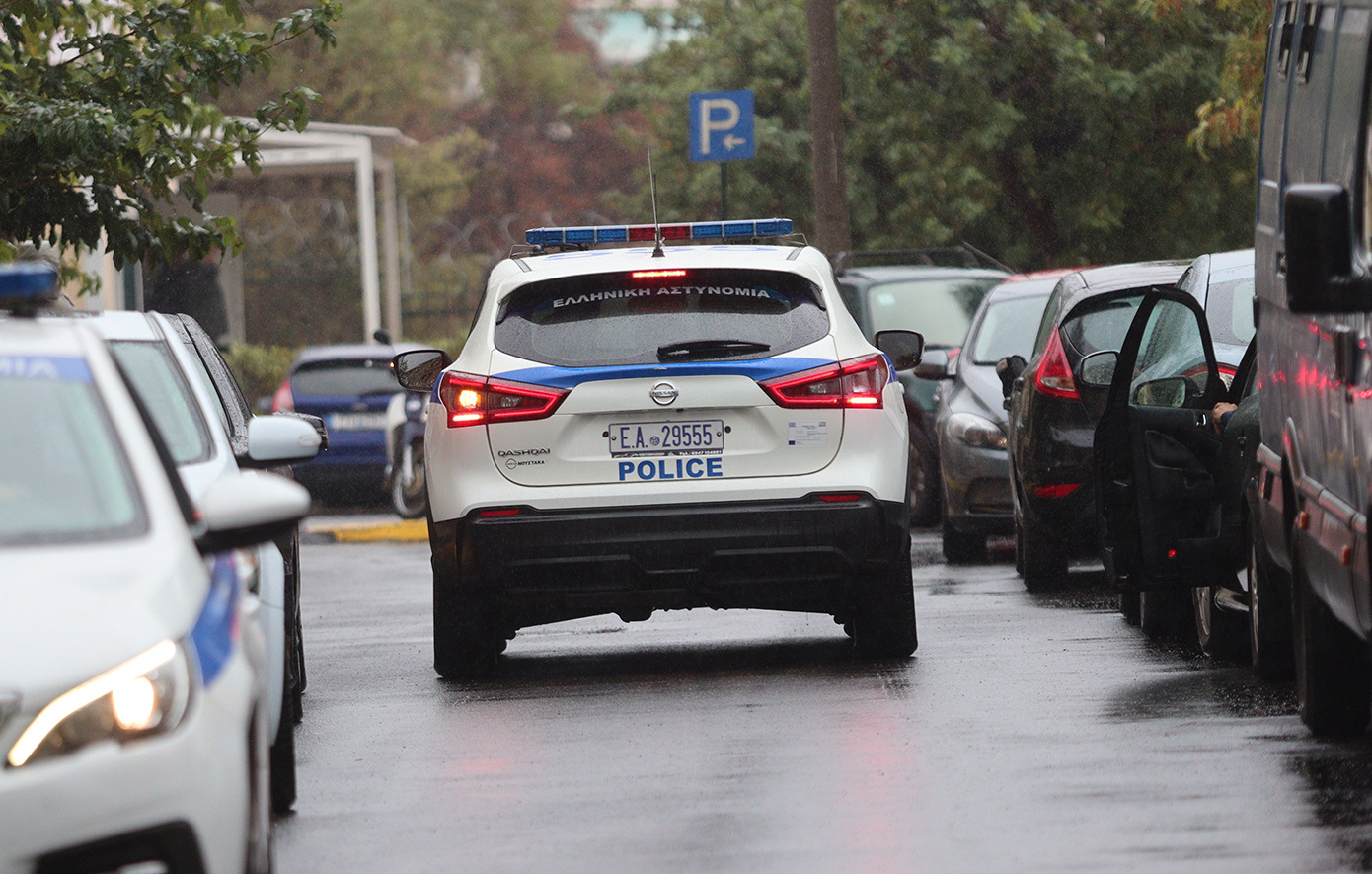 Αιγάλεω: Στον ανακριτή ο 75χρονος που μαχαίρωσε την 29χρονη κόρη του – Κατηγορείται για απόπειρα ανθρωποκτονίας