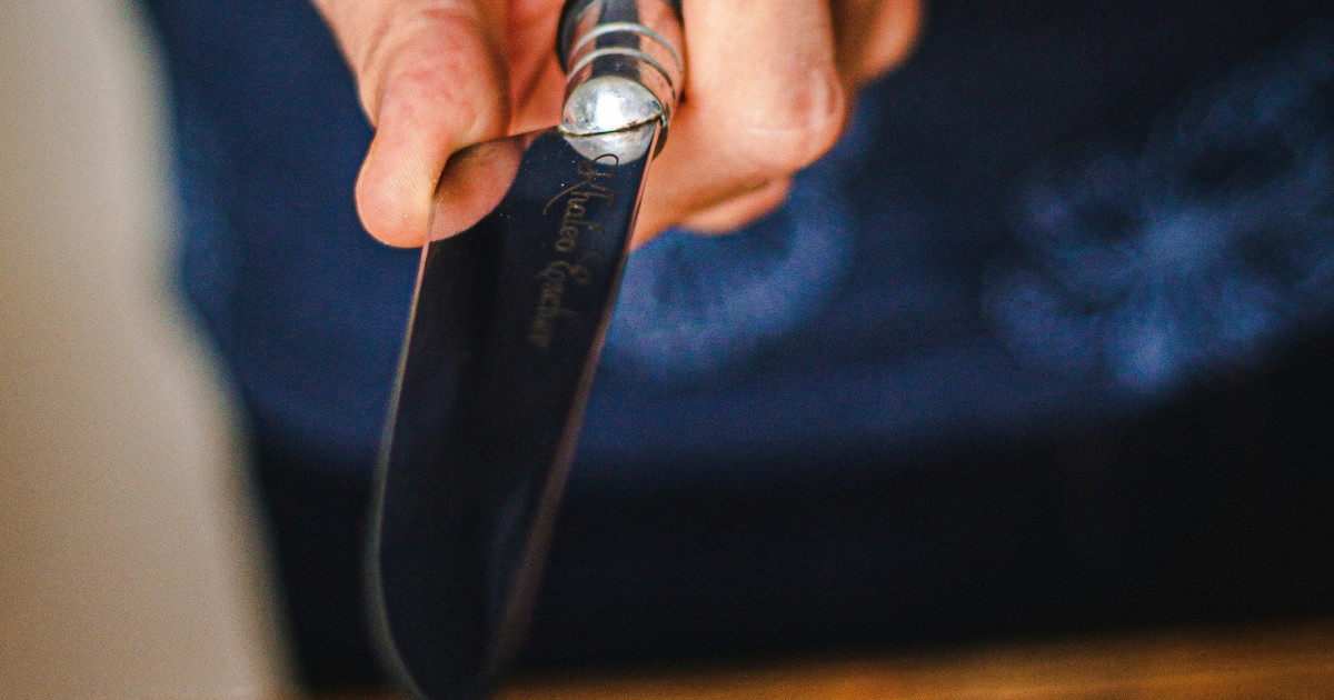 Αιγάλεω: 75χρονος επιτέθηκε με μαχαίρι στην 29χρονη κόρη του και την τραυμάτισε στο λαιμό