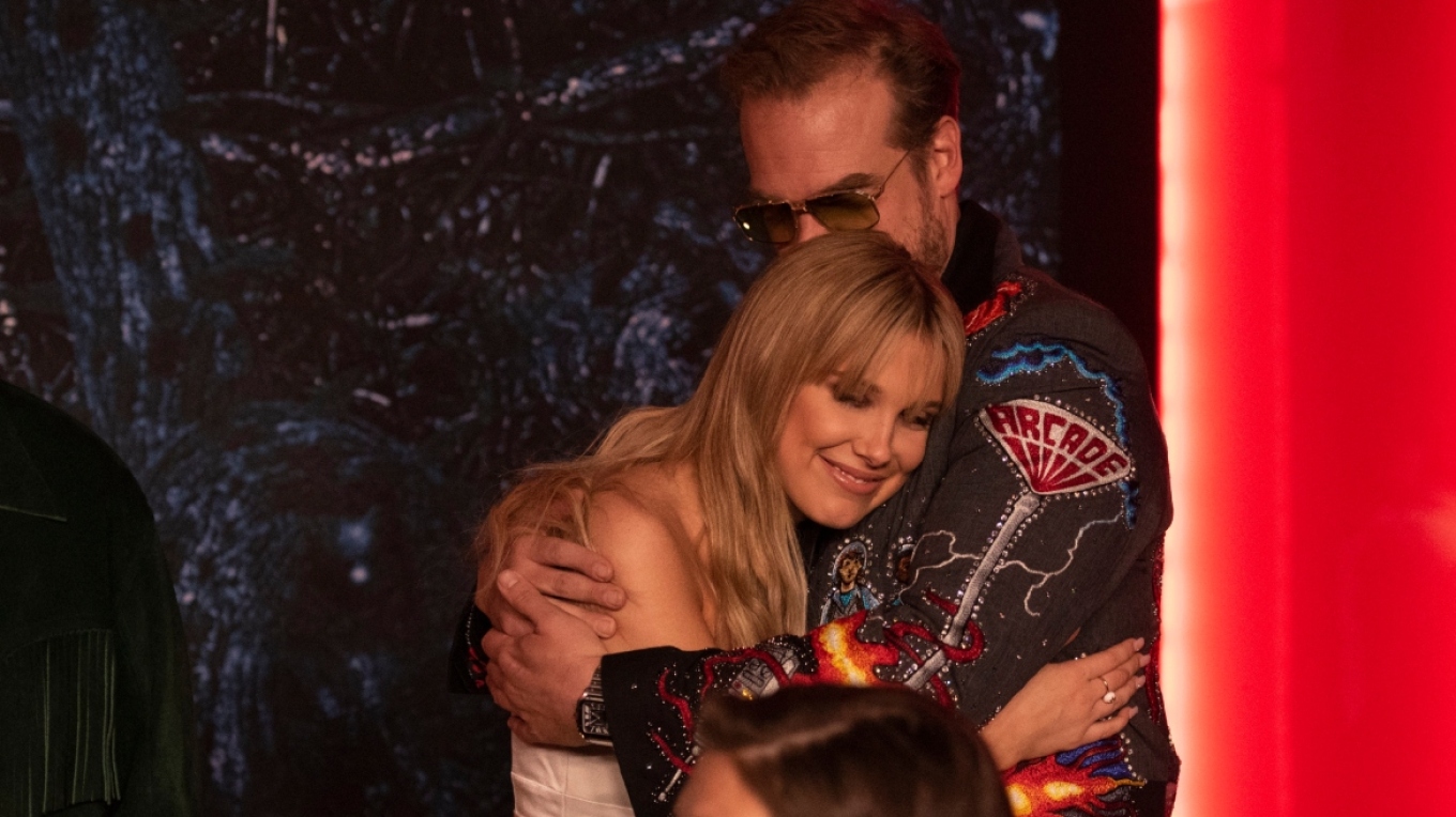 Η Μίλι Μπόμπι Μπράουν κατήγγειλε τον Ντέιβιντ Χάρμπορ για παρενόχληση και μετά φωτογραφήθηκαν μαζί (βίντεο)