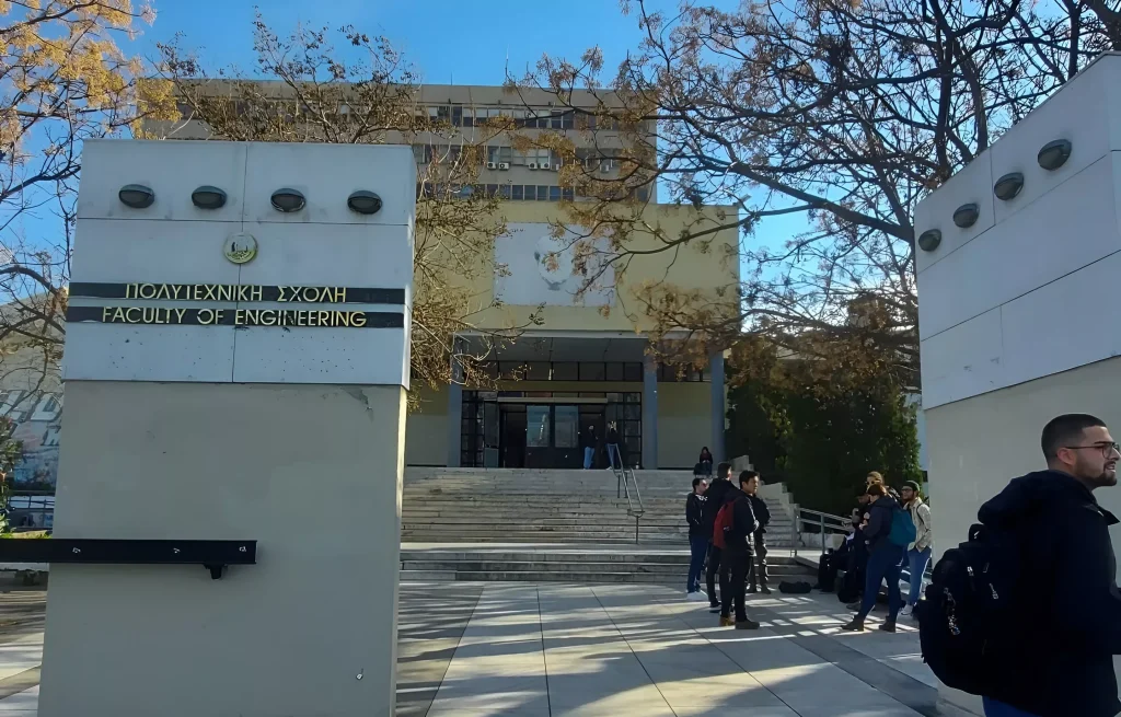 Συνελήφθη 17χρονος που απείλησε με μαχαίρι έναν 20χρονο φοιτητή στην Πολυτεχνική Σχολή του ΑΠΘ