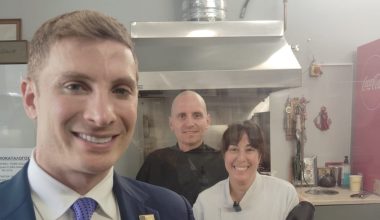 Τζέικομπ Χέλμπεργκ: Ο Αμερικανός υφυπουργός Εξωτερικών βρέθηκε στη Μητροπόλεως για σουβλάκι (φωτο)