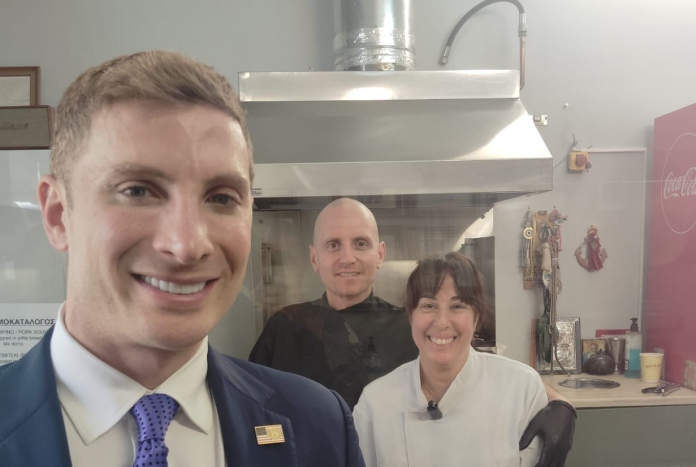 Τζέικομπ Χέλμπεργκ: Ο Αμερικανός υφυπουργός Εξωτερικών βρέθηκε στη Μητροπόλεως για σουβλάκι (φωτο)