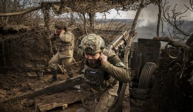 Βίντεο: Ρωσικό FPV με θερμική κάμερα εντόπισε Ουκρανούς στρατιώτες που προσπάθησαν να κρυφτούν σε δέντρο