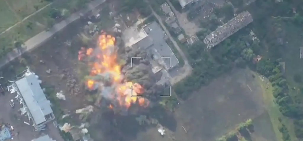 Βίντεο: Η στιγμή που ρωσική FAB-3000 έπληξε θέσεις της 38ης ταξιαρχίας των ουκρανικών δυνάμεων στο Μίρνογκραντ