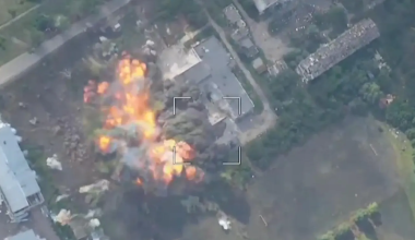 Βίντεο: Η στιγμή που ρωσική FAB-3000 έπληξε θέσεις της 38ης ταξιαρχίας των ουκρανικών δυνάμεων στο Μίρνογκραντ