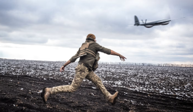 Βίντεο: Ρωσικό FPV έπληξε ουκρανικό αυτοκινούμενο πυροβόλο 2S3 «Akatsiya» κοντά στο Ποκρόφσκ