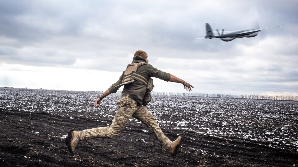 Βίντεο: Ρωσικό FPV έπληξε ουκρανικό αυτοκινούμενο πυροβόλο 2S3 «Akatsiya» κοντά στο Ποκρόφσκ