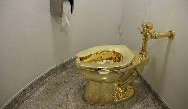 Μεταχειρισμένη χρυσή τουαλέτα πωλείται στην τιμή των 10 εκατομμυρίων δολαρίων σε δημοπρασία στο Sotheby’s