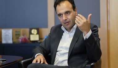 Ψηφιακό «φρένο» σε καπνό και αλκοόλ για ανηλίκους – Νέοι κανόνες στα κέντρα διασκέδασης