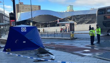 Βρετανία: Συνελήφθη 20χρονος που μαχαίρωσε στο λαιμό 30χρονη που περίμενε σε στάση λεωφορείου (βίντεο)