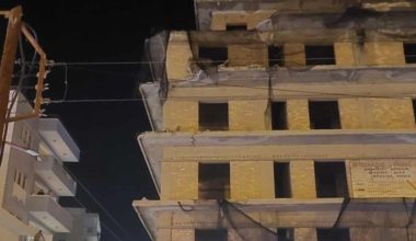 Χανιά: Mπαλκόνι ημιτελούς οικοδομής αποκολλήθηκε και κατέρρευσε – Ζημιές σε καταστήματα και οχήματα (φωτο)