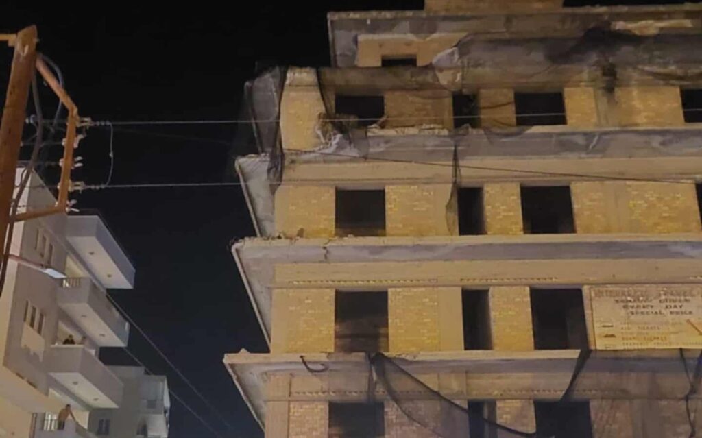 Χανιά: Mπαλκόνι ημιτελούς οικοδομής αποκολλήθηκε και κατέρρευσε – Ζημιές σε καταστήματα και οχήματα (φωτο)