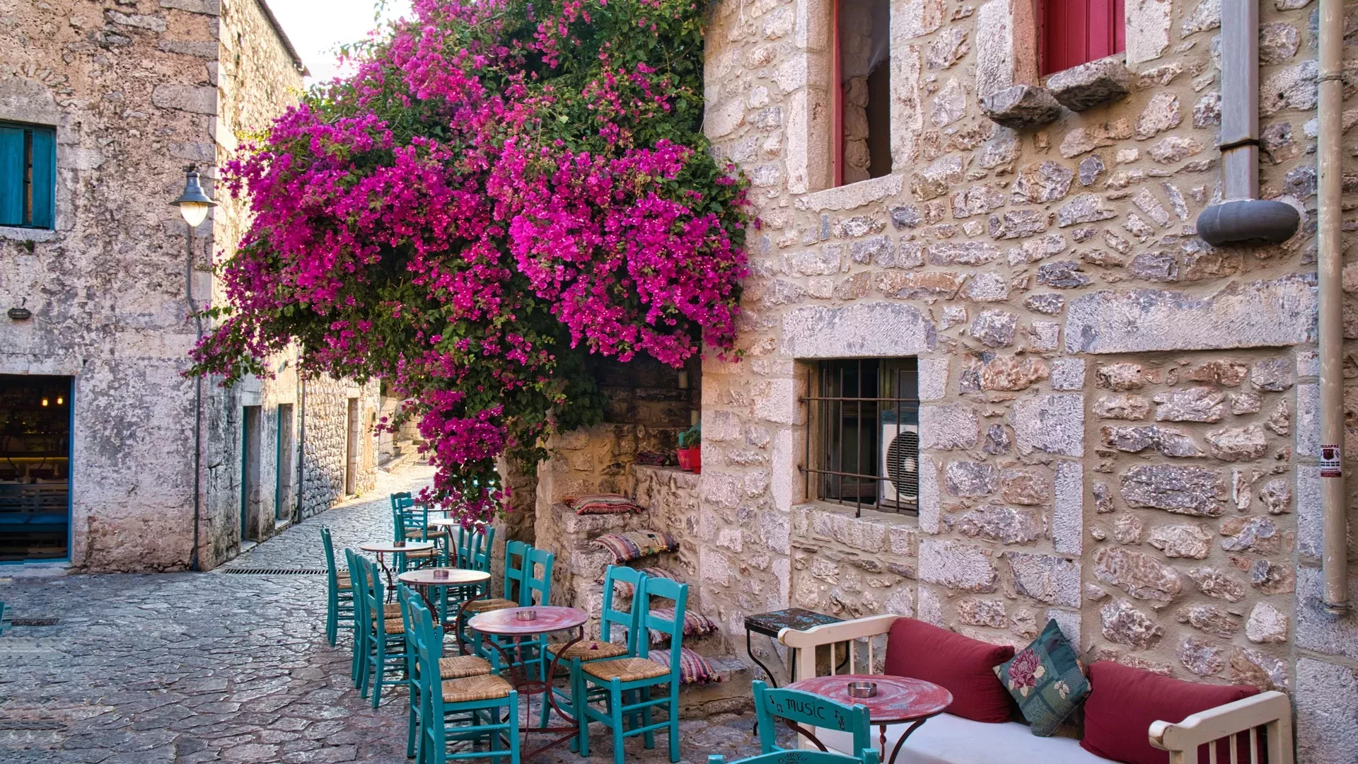 Αρεόπολη: Η ιστορική πόλη της Μάνης με την ιδιαίτερη αρχιτεκτονική που αξίζει να επισκεφθείτε (φωτο)