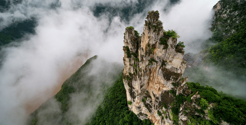 Το απίστευτο μονοπάτι των 12 χλμ. στην κόψη μιας βουνοκορφής-«ξυράφι» στην Κίνα