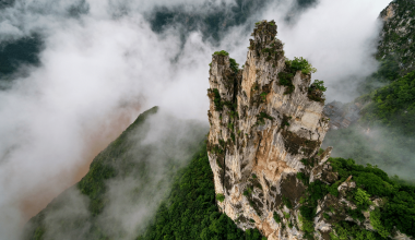 Το απίστευτο μονοπάτι των 12 χλμ. στην κόψη μιας βουνοκορφής-«ξυράφι» στην Κίνα