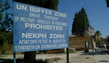 Ένταση στην Κύπρο: Toυρκικό στρατιωτικό όχημα εισέβαλε στο χωριό Δένεια στη Νεκρή Ζώνη