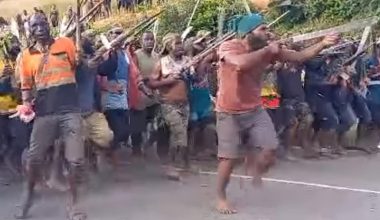 Βίντεο: «Οδομαχίες» στην Παπούα Νέα Γουινέα με τόξα και βέλη!
