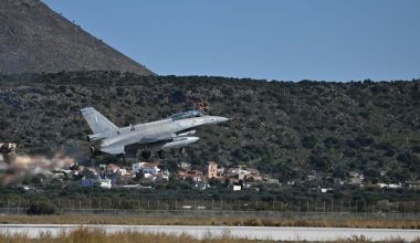 Λάρισα: Απολαυστικές αεροπορικές επιδείξεις από το F-16 «Ζευς»