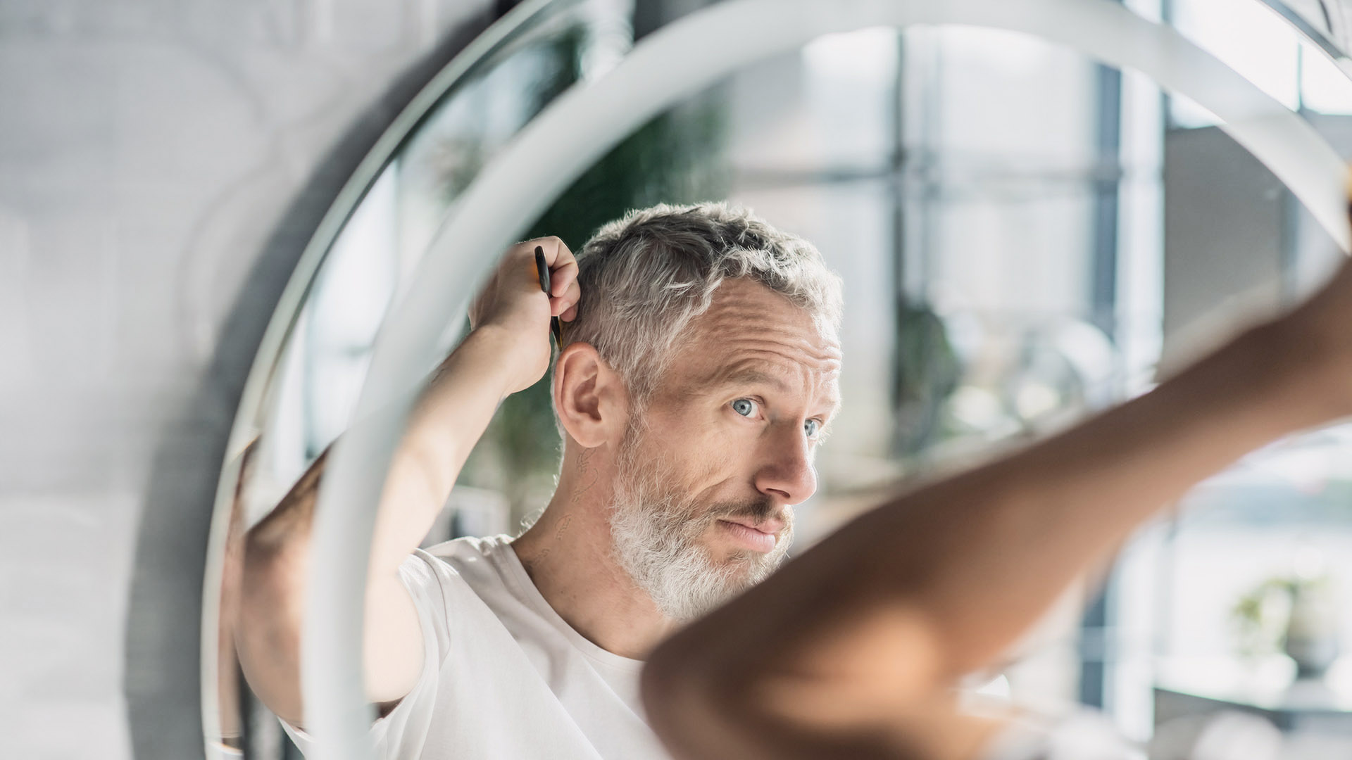 Νέα έρευνα για τα γκρίζα μαλλιά: Πώς η απώλεια χρωστικής μπορεί να λειτουργεί ως μορφή κυτταρικής προστασίας