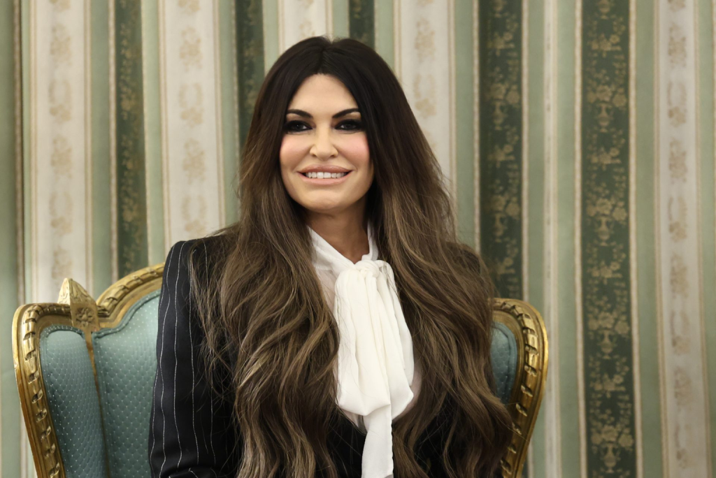 «Ζωάρα» η Κίμπερλι Γκίλφοϊλ: «Γουίκεντ» στην Ύδρα για να ξεκουραστεί…