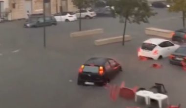 Απέραντη «λίμνη» οι Συρακούσες μετά την σφοδρή βροχόπτωση: Τραπεζοκαθίσματα «κολυμπούσαν» στους δρόμους (βίντεο)