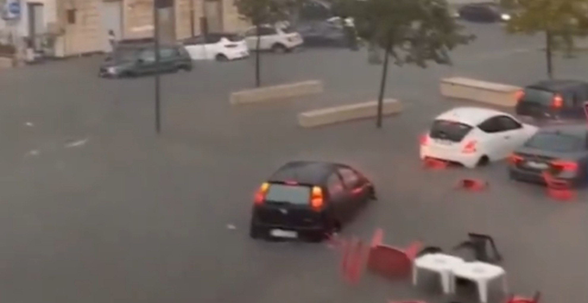 Απέραντη «λίμνη» οι Συρακούσες μετά την σφοδρή βροχόπτωση: Τραπεζοκαθίσματα «κολυμπούσαν» στους δρόμους (βίντεο)