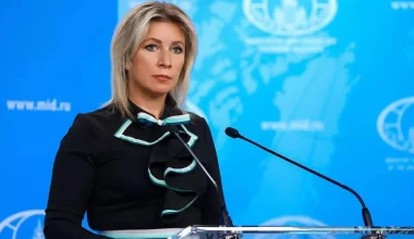 Η επική απάντηση της Ζαχάροβα στον Μπάιντεν: «Ξυπνήστε τον & πείτε του ότι η Βρετανία έχει βασιλευόμενη Δημοκρατία»