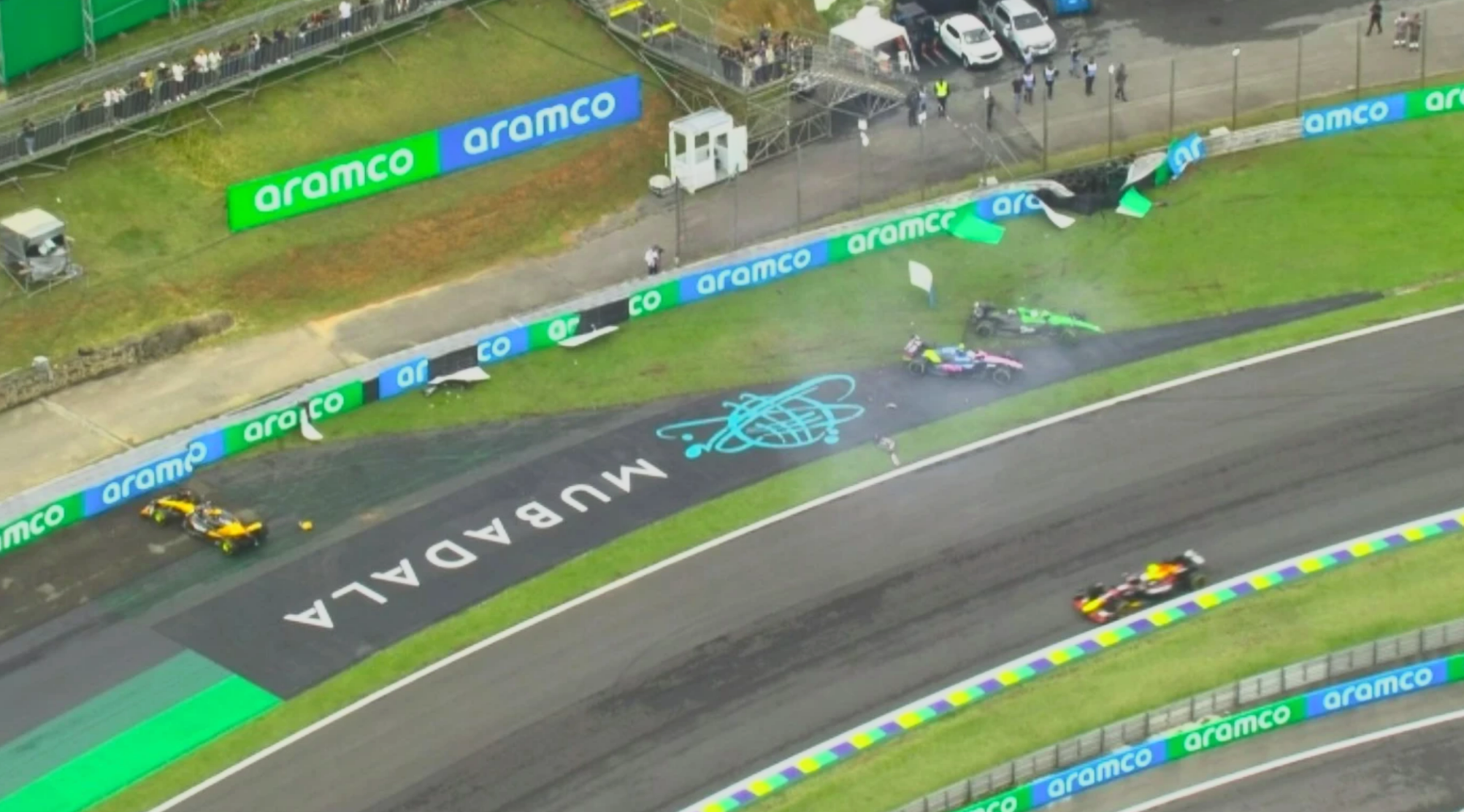 F1: Η πρόσκρουση της McLaren διακόπτει τον αγώνα Σπριντ της Βραζιλίας και αλλάζει τις ισορροπίες (βίντεο)