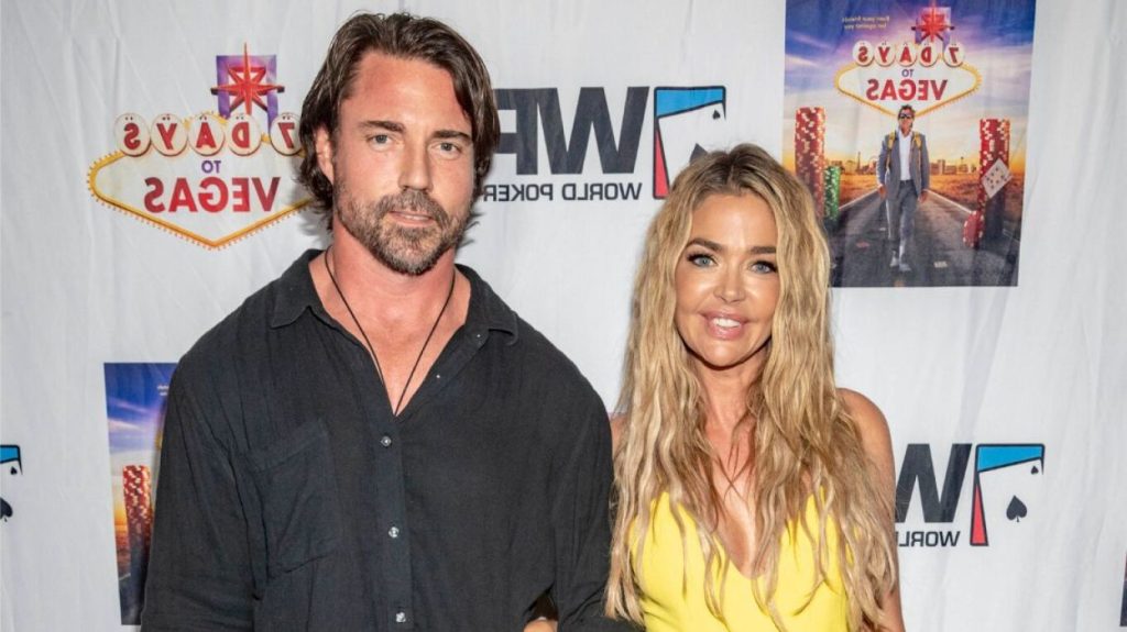 Πρώτη νίκη της Ντένιζ Ρίτσαρντς κατά του Άαρον Φάιπερς: Επιβλήθηκαν περιοριστικά μέτρα στον ηθοποιό