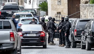 Ηράκλειο Κρήτης: Μεταφέρθηκε στο Αστυνομικό Μέγαρο ο γαμπρός του Φανούρη Καργάκη μετά την έφοδο της ΕΚΑΜ