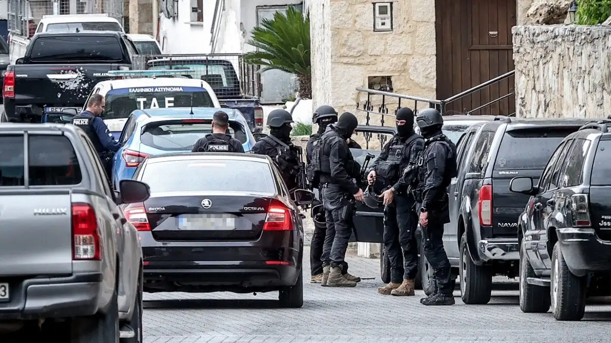 Ηράκλειο Κρήτης: Μεταφέρθηκε στο Αστυνομικό Μέγαρο ο γαμπρός του Φανούρη Καργάκη μετά την έφοδο της ΕΚΑΜ