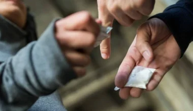 Κατάρρευση ανηλίκου από ναρκωτικά στην Αχαΐα: Συνελήφθησαν δύο νεαροί και οι γονείς τους για το συμβάν