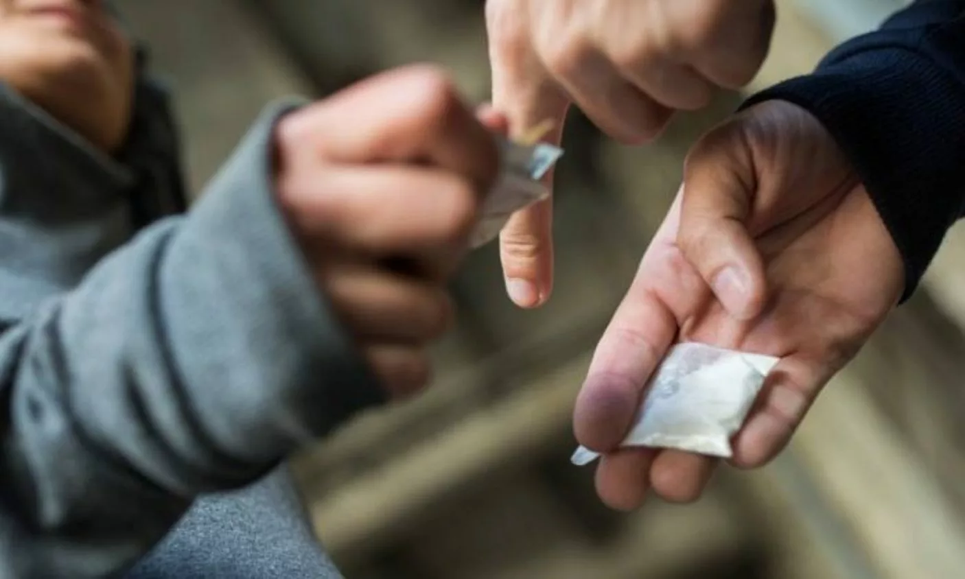 Κατάρρευση ανηλίκου από ναρκωτικά στην Αχαΐα: Συνελήφθησαν δύο νεαροί και οι γονείς τους για το συμβάν