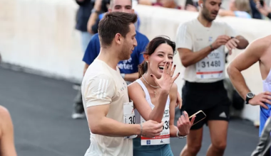 42ος Μαραθώνιος της Αθήνας: Η Τουρκάλα Νουρ Εϊγκούν δέχθηκε πρόταση γάμου στον τερματισμό των 10χλμ