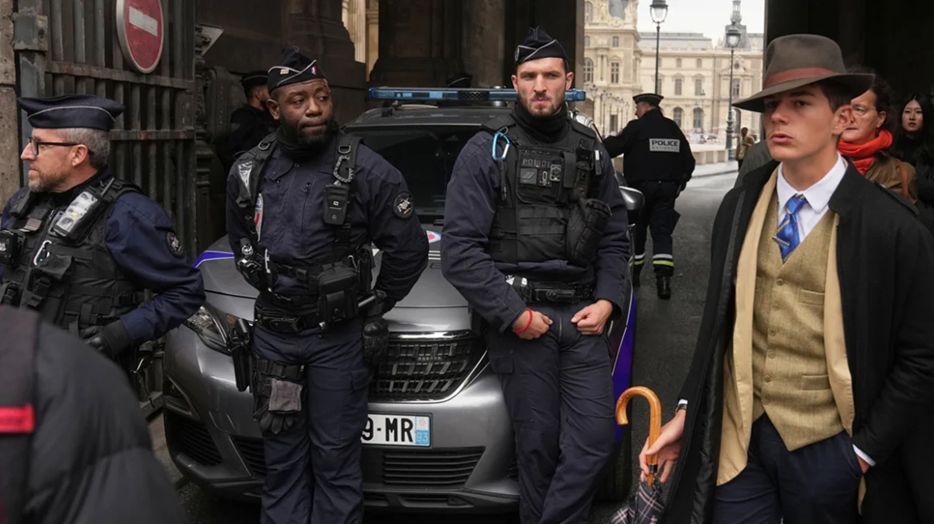 Γαλλία: Αποκαλύφθηκε ποιος είναι ο «νεαρός με τη φεντόρα» από τη μέρα της ληστείας στο Μουσείο του Λούβρου