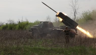 Βίντεο: Μαζικές εκτοξεύσεις ρουκετών από ρωσικό BM-21 Grad ΜLRS καταστρέφουν οχυρό των Ουκρανών στο Ποκρόβσκ