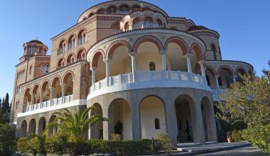 Aίγινα: Πλήθος πιστών στο νησί για την γιορτή του Αγίου Νεκταρίου – Δείτε εικόνες