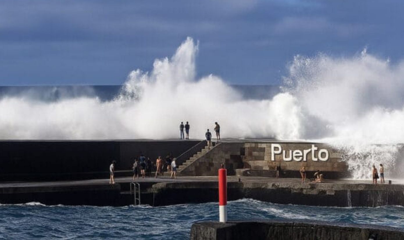 Τενερίφη: H στιγμή που γιγάντιο κύμα παρασέρνει τουρίστες που βρίσκονται σε προβλήτα – Δείτε βίντεο