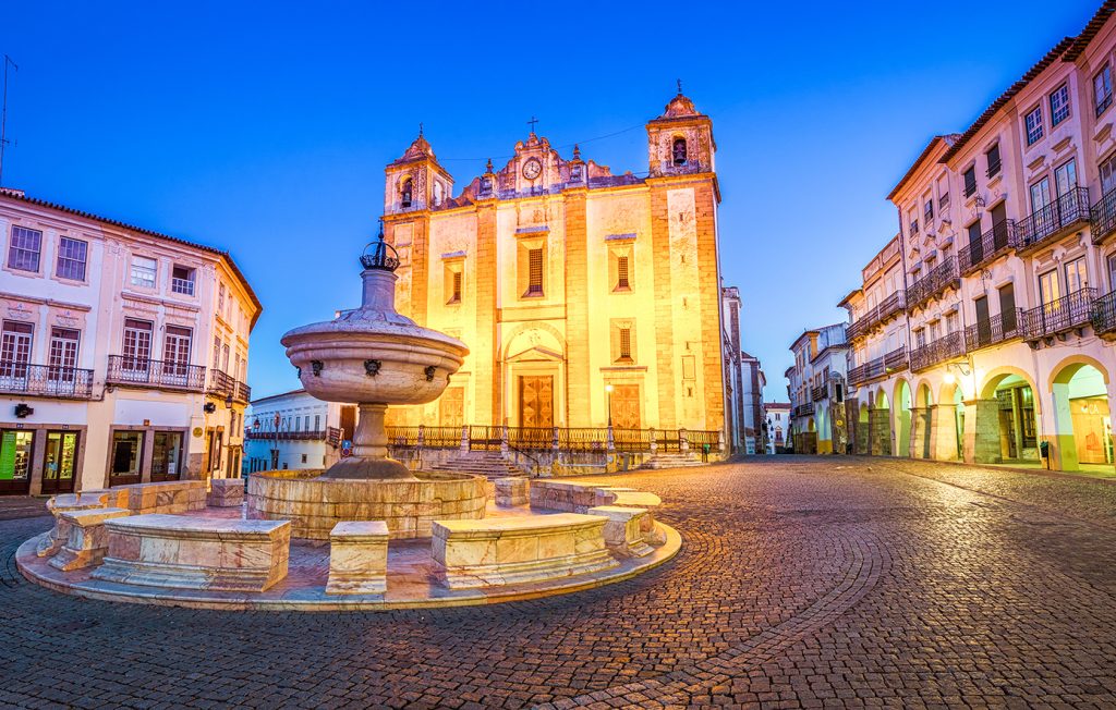 Έβορα: Η μικρή μεσαιωνική πόλη στην Πορτογαλία που εντυπωσιάζει από το πρώτο λεπτό όσους την επισκέπτονται