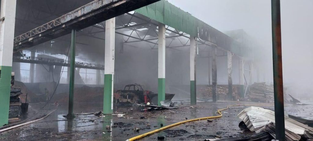 Οι ρωσικές δυνάμεις έπληξαν τον πρώτο ουκρανικό σταθμό παραγωγής ενέργειας από βιομάζα στην Τσερνίχιβ (φωτο)