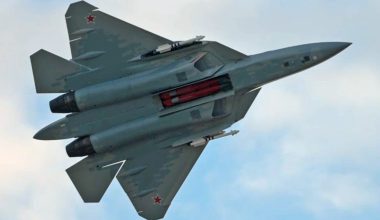 Η Ρωσία αποκάλυψε τις εσωτερικές αποθήκες οπλισμού του Su-57 λίγο πριν το Dubai Airshow 25 (βίντεο)