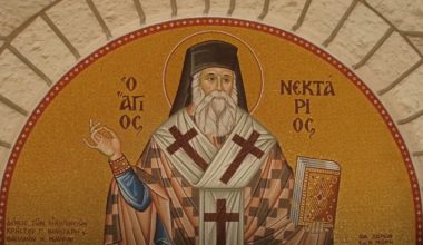 Άγιος Νεκτάριος: Το συγκλονιστικό θαύμα στον τάφο του στην Αίγινα – Τι σημαίνει το χτύπημα της ράβδου